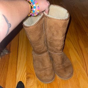 Beautiful classic tall chestnut Uggs